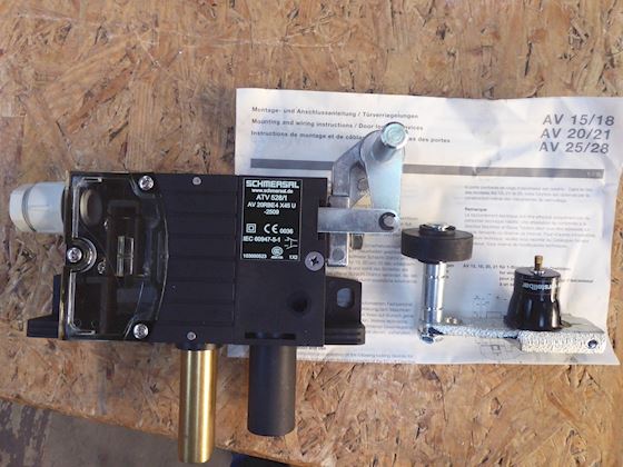 SCHMERSAL DOOR LOCKING DEVICES ATV528/1  220v #1
