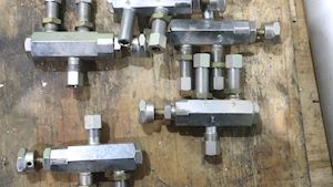 Shuttle Valve 2 Port out one in - 1