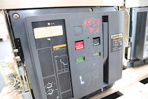 Merlin Gerin Masterpact M12H1 1250A, 3 Pole Drawout Air Circuit Breaker - 1