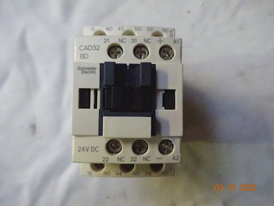 Schneider Electric Control Relay CAD32BD #1